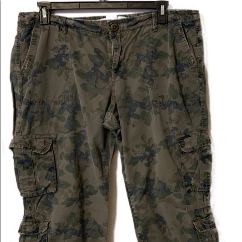 Old Navy Low Rise Camo Capris Size 16